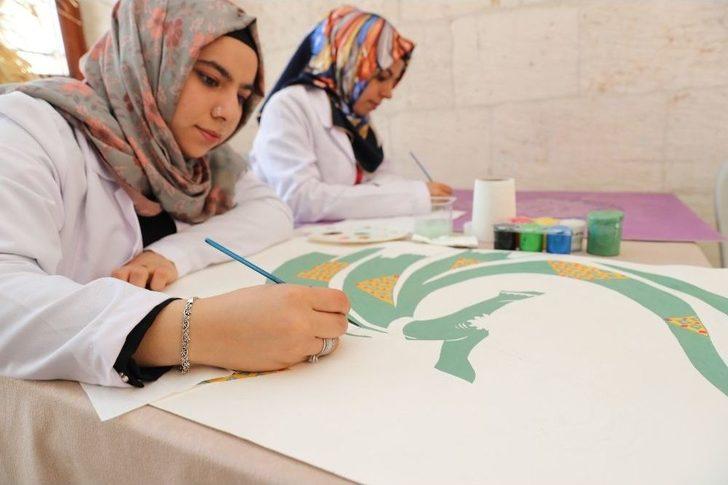 Kadınlar Tarihi Handa El Sanatlarını Öğreniyor G2