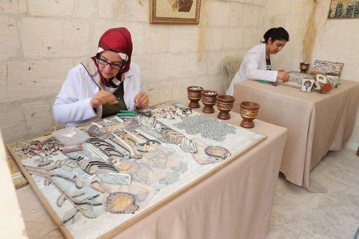 Kadınlar Tarihi Handa El Sanatlarını Öğreniyor G3