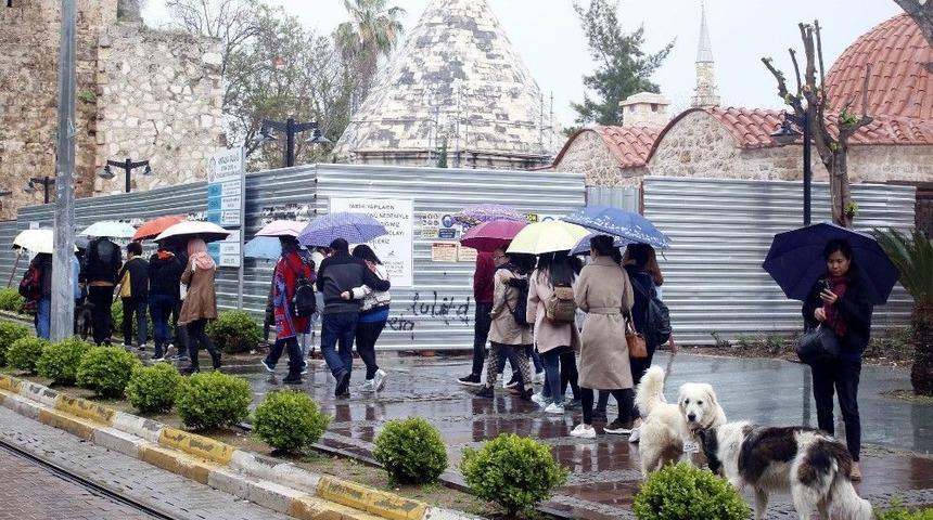 Antalya’da Turistler Yağmura Aldırmadı
