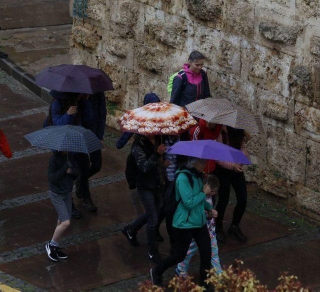 Antalya’da Turistler Yağmura Aldırmadı