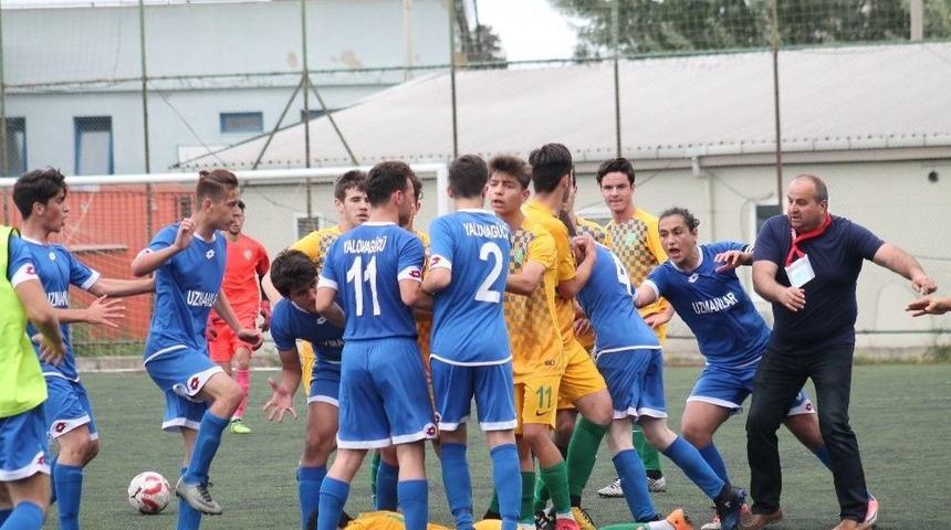 5 Kırmızı Kartın &Ccedil;ıktığı Ma&ccedil;ta Yumruklar Konuştu