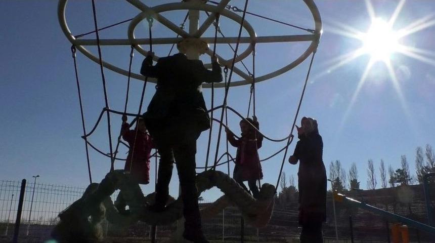 T&uuml;rkiye&rsquo;nin En Soğuk Kentinde Şaşırtan G&ouml;r&uuml;nt&uuml;ler