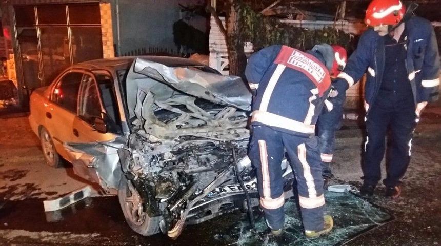 Akyazı&rsquo;da İki Otomobil Kafa Kafaya &Ccedil;arpıştı: 2 Yaralı