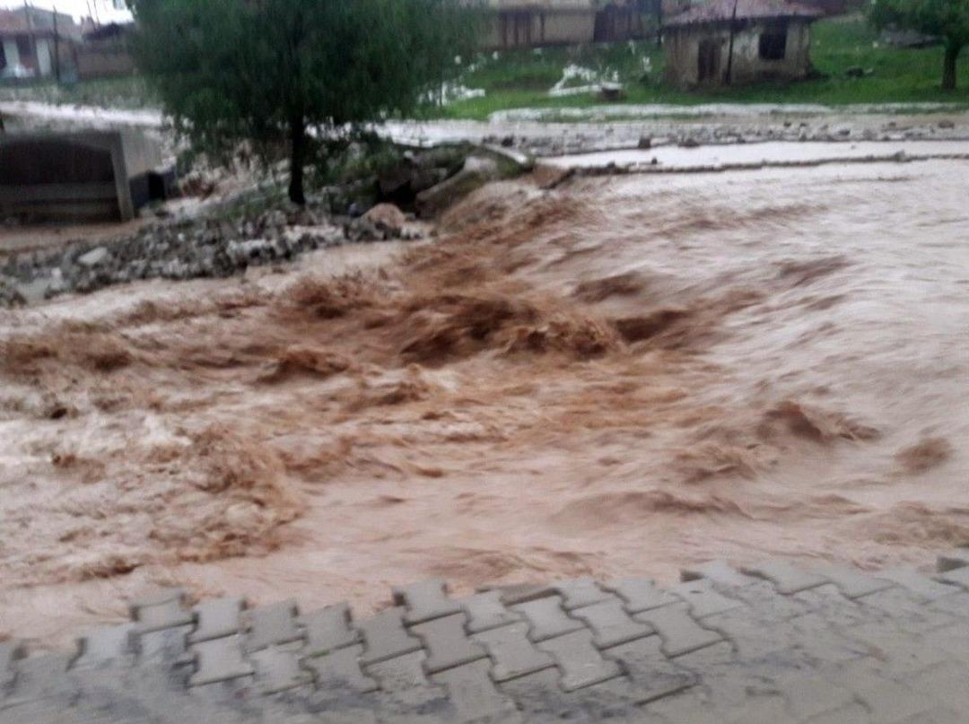 Sorgun&rsquo;da Dolu Ve Sağanak Hayatı Olumsuz Etkiledi