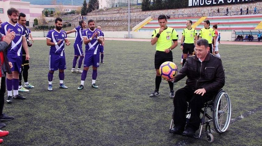 Farkındalık İ&ccedil;in Başlama Vuruşunu Engelli Dekan Yaptı