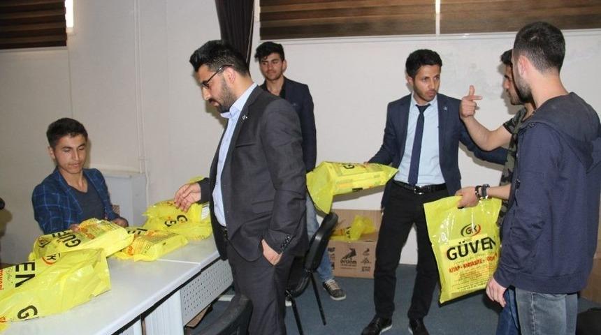 Şemdinli’de Öğrencilere Kitap Hediye Edildi