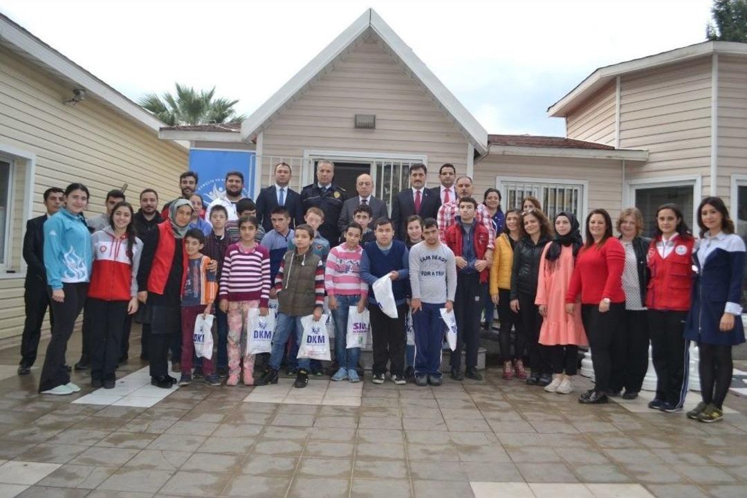 Salihlili Gen&ccedil;lerden &ldquo;iyilik Ağacı&rdquo; Projesi