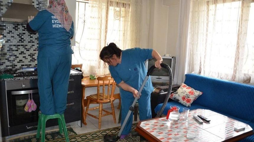 Yaşlı Kadının Y&uuml;z&uuml; Yunusemre İle G&uuml;l&uuml;yor