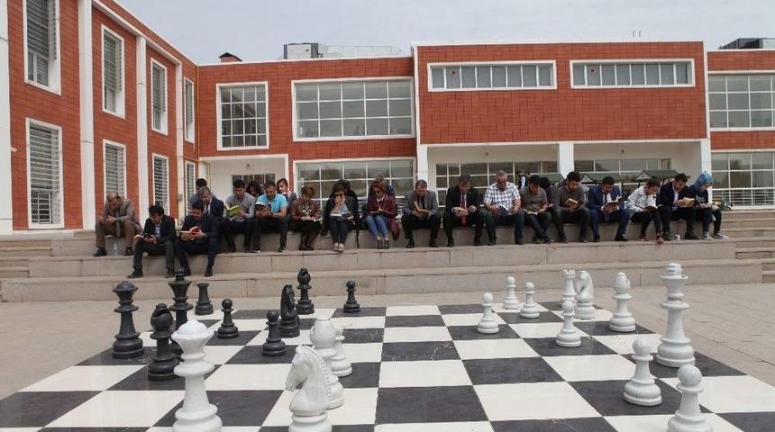 Adıyaman &Uuml;niversitesinde Okuma Etkinliği