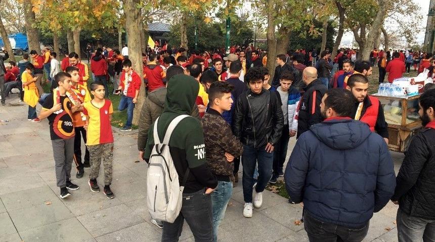 Galatasaray Taraftarları Derbiye Hazırlanıyor