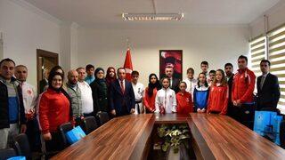 Vali Büyükakın Başarılı Sporcuları Ödüllendirdi