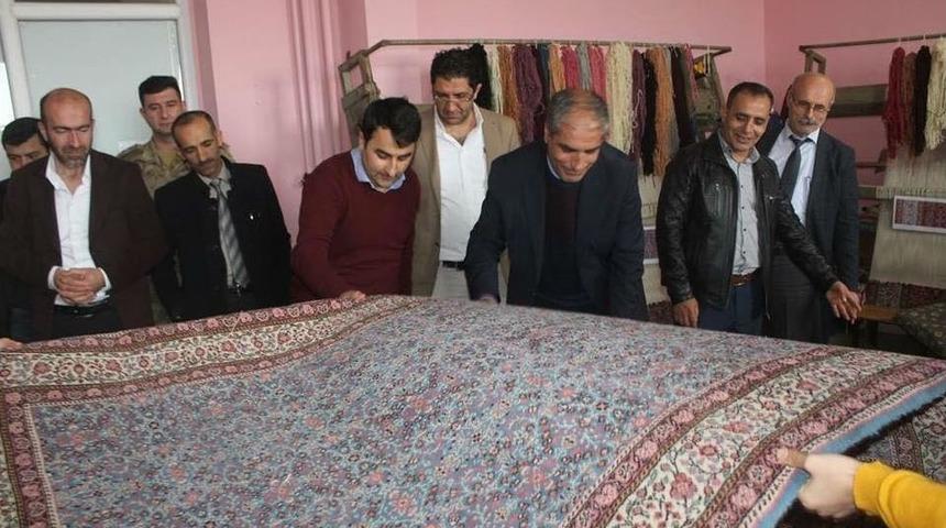 Saray Aile K&uuml;lt&uuml;r Merkezi&rsquo;nde Dokunan İlk Halıyı Kaymakam Bayır Kesti