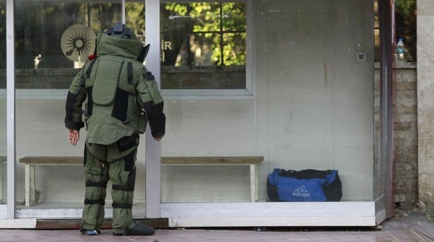 Durakta Unutulan Bavuldan Erkek Kıyafetleri &Ccedil;ıktı