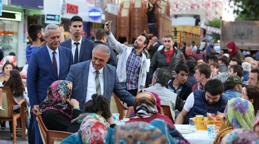 Niğde Belediyesinin D&uuml;zenlediği İlk İftara Yoğun Katılım Oldu