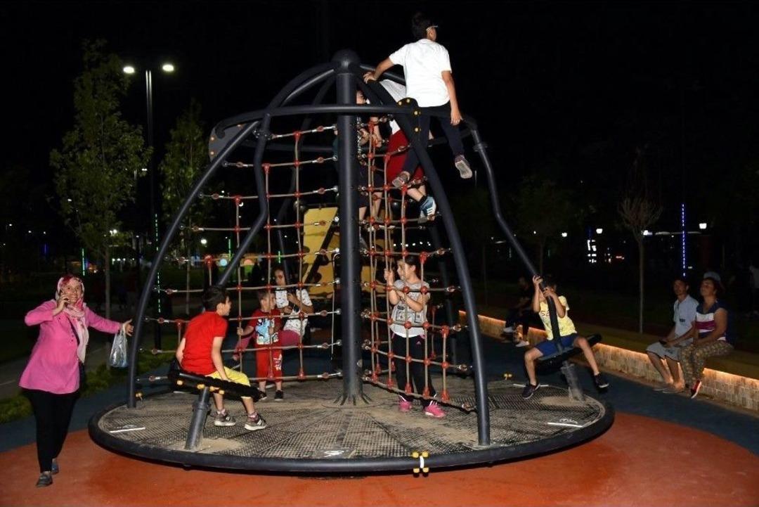 Salihli Masal Ormanı Parkını &Ccedil;ok Sevdi