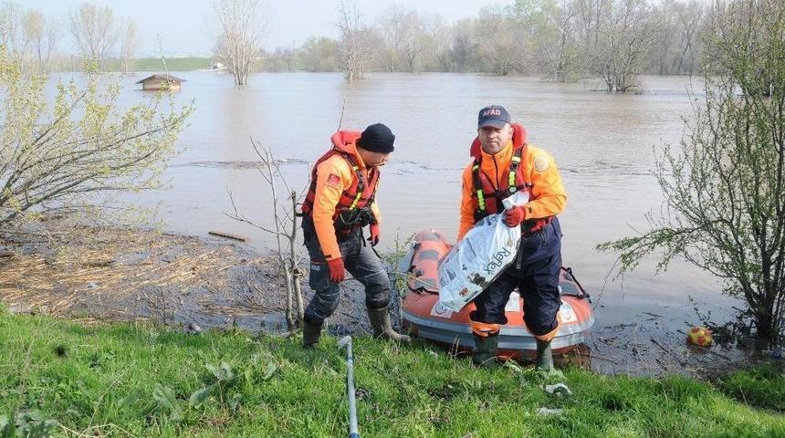 Afad Ekipleri, Taşkında Mahsur Kalan K&ouml;peklere Yemek Verdi