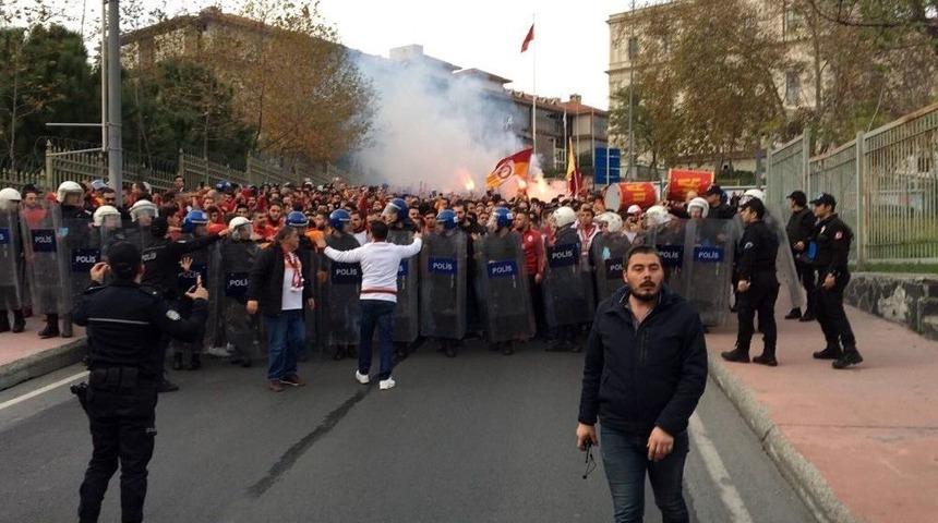 Galatasaraylı Taraftarlar, Vodafone Park&rsquo;a Geliyor