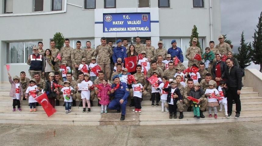 Mehmet&ccedil;ik Minikleri Bağrına Bastı