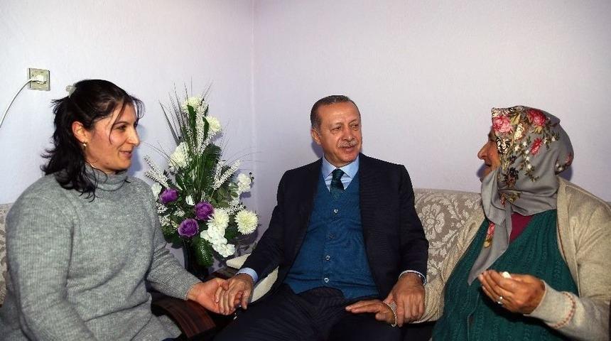 Cumhurbaşkanı Erdoğan, Başbakan Olduğu D&ouml;nemde Ziyaret Ettiği Aileyi Bug&uuml;n İkinci Kez Ziyaret Etti