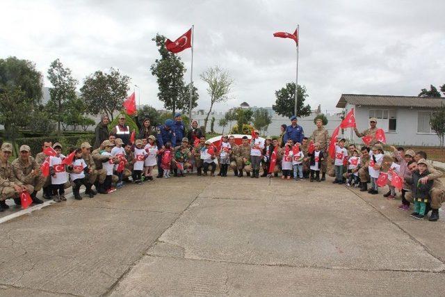 Mehmetçik Minikleri Bağrına Bastı