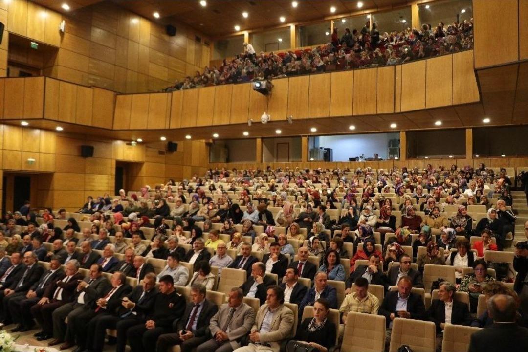 Rize&rsquo;de Okuma Yazma &Ouml;ğrenen Bin 600 Kişi D&uuml;zenlenen T&ouml;renle Belgelerini Aldı