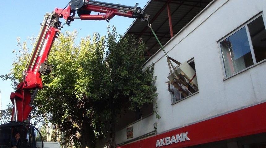 İslahiye&rsquo;de Bir Bankanın Taşınmasını İzleyen Vatandaşlar İlgin&ccedil; G&ouml;r&uuml;nt&uuml;ler Ortaya &Ccedil;ıkardı