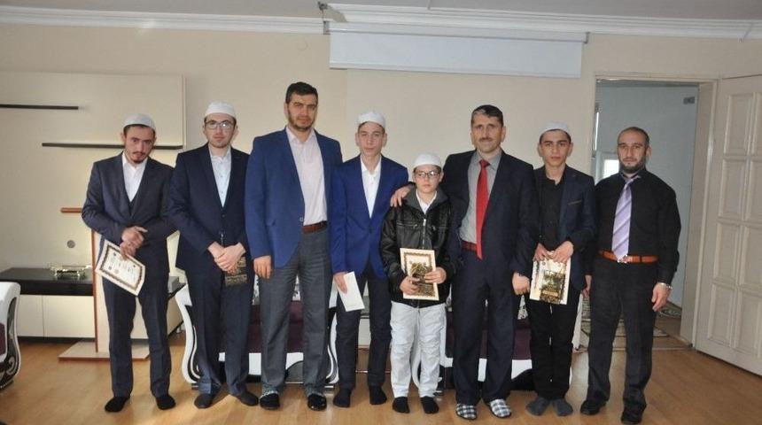 Eğitimlerini Tamamlayıp Hafızlık Belgelerini Aldılar