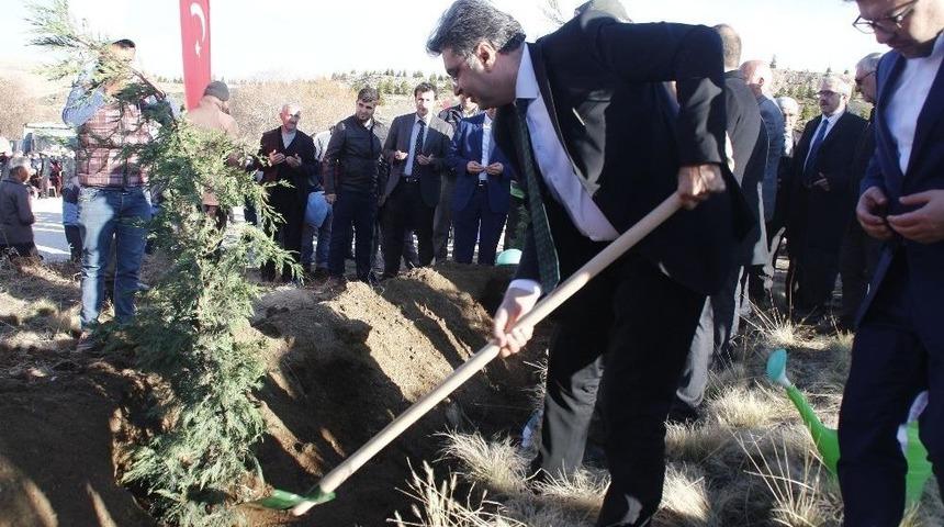 Yunak&rsquo;ta 2 Bin 500 Fidan Toprakla Buluştu