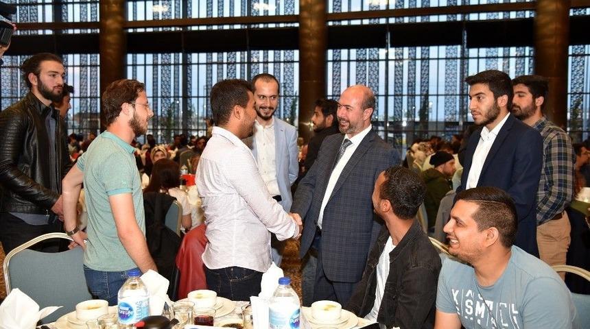 Başkan Pekyatırmacı Gen&ccedil;lerle İftarda Buluştu