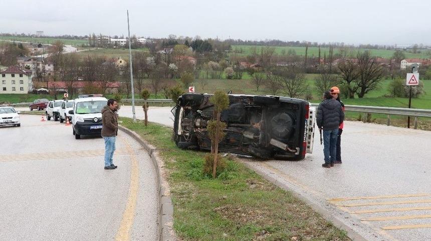 Ref&uuml;je &Ccedil;arpan Otomobil Devrildi: 2 Yaralı