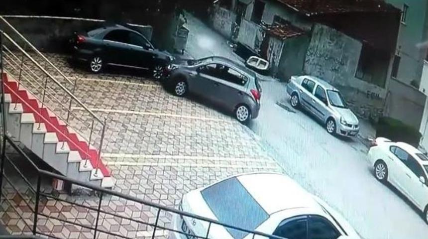 Komşunun Aracına &Ccedil;arptı &Ouml;nce Olay Yerinden Ayrıldı Sonra Geldi &Ouml;z&uuml;r Diledi