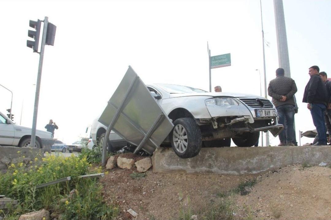 Motosikletler Otomobile &Ccedil;arptı: 3 Yaralı