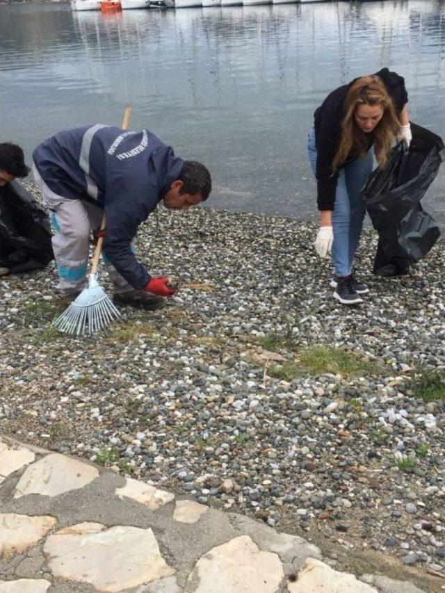 Temizlik Yapan Belediye İşçilerine Yardım Ettiler