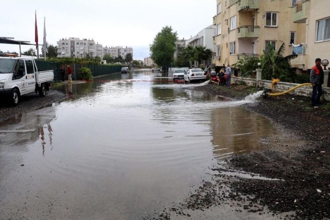 Antalya&rsquo;da Su Basan Evlerde Tahliye İşlemleri Devam Ediyor