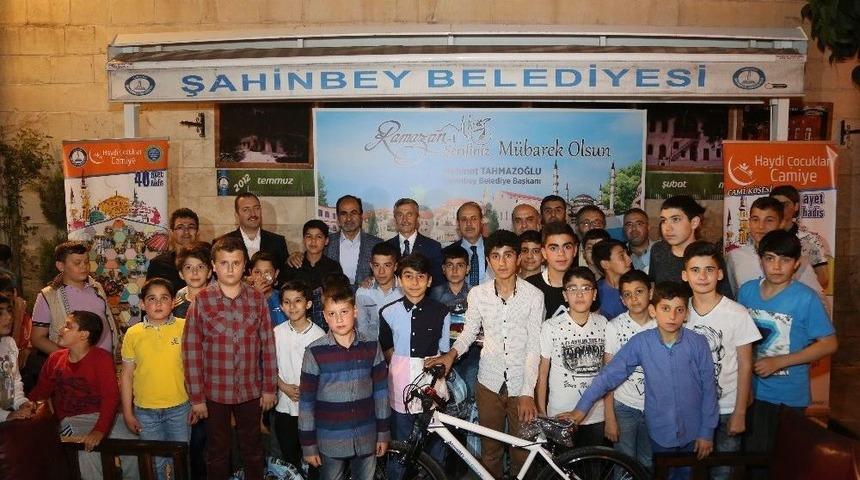 Camiye Giden &Ccedil;ocuklar &Ouml;d&uuml;llendirildi