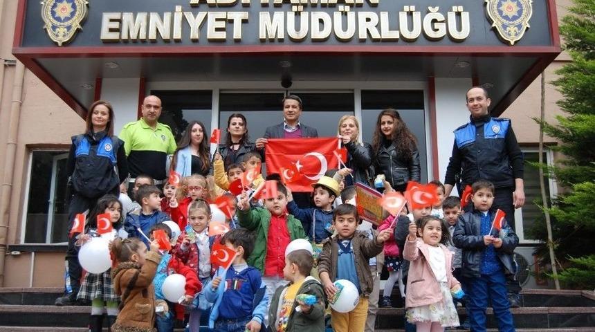 Minik &Ouml;ğrenciler Emniyet M&uuml;d&uuml;r&uuml; Alper İle Bir Araya Geldi