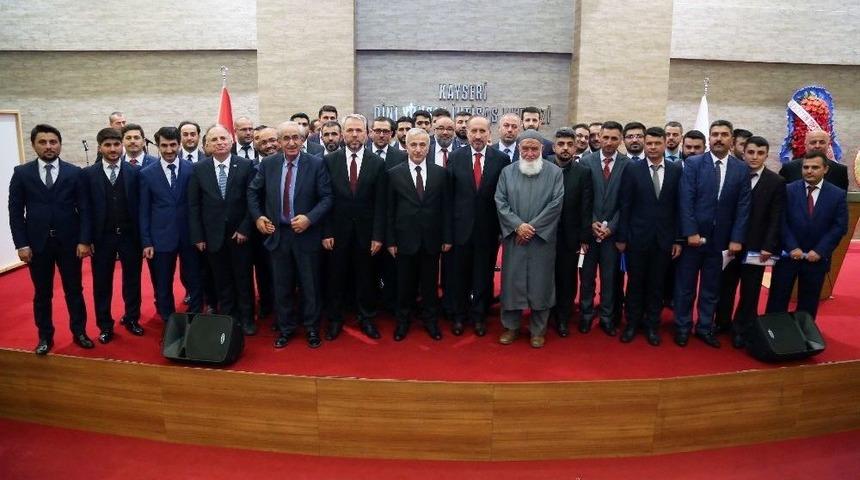 Vali Kam&ccedil;ı Dini Y&uuml;ksek İhtisas Merkezindeki Mezuniyet T&ouml;renine Katıldı