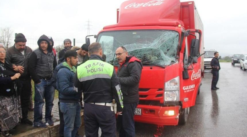 Kola Y&uuml;kl&uuml; Kamyon Tıra Arkadan &Ccedil;arptı: 1 Yaralı
