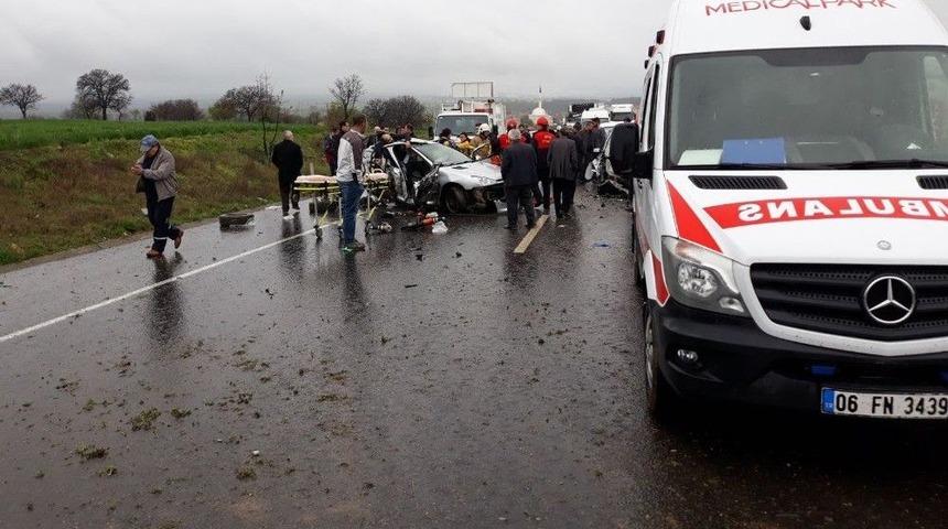 Uşak&rsquo;ta Zincirleme Trafik Kazası: 3 &Ouml;l&uuml;, 3 Yaralı