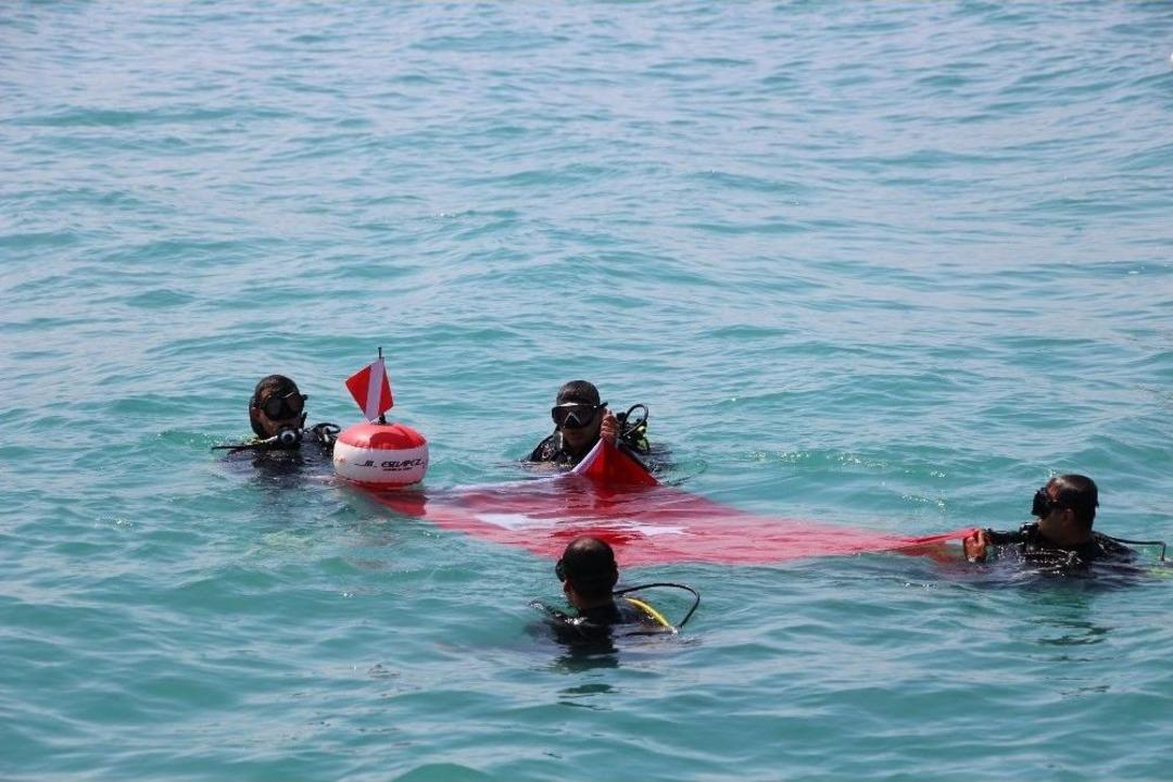 Batık Gemiye Dalıp T&uuml;rk Bayrağı A&ccedil;tılar