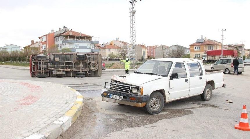 Karaman&rsquo;da Kamyonetler &Ccedil;arpıştı: 2 Yaralı