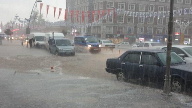 Erzurum’daki Sel Baskınında Birçok Araç Yolda Mahsur Kaldı