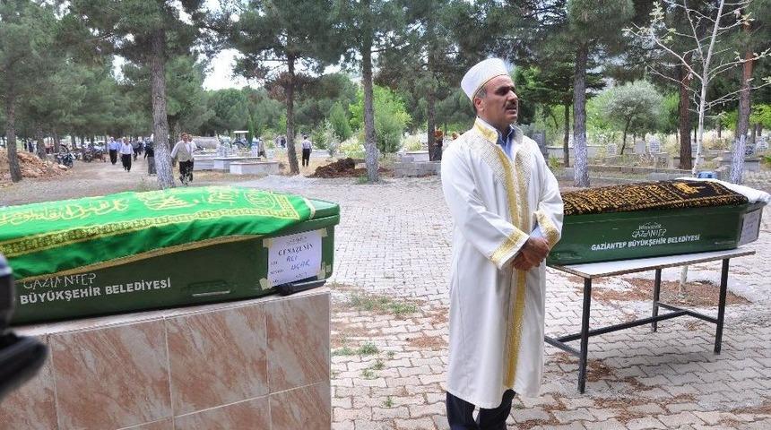 &Ccedil;ocuğu Tarafından &Ouml;ld&uuml;r&uuml;len Anne Baba Yan Yana Defnedildi