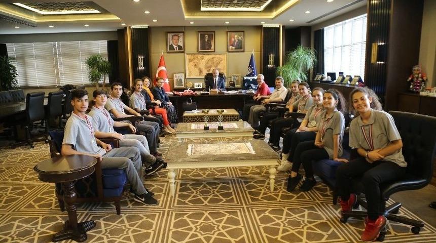 Engelli &Ouml;ğrencilerin Şampiyonluk Sevinci