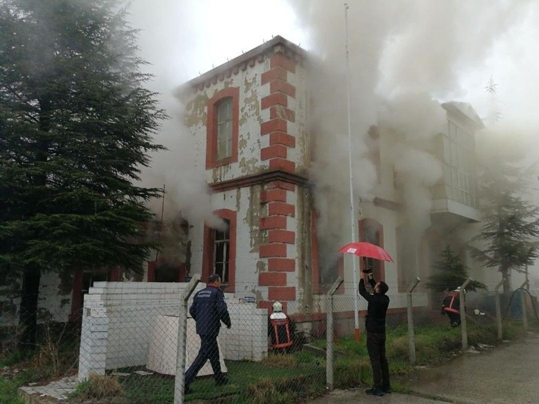 Atat&uuml;rk&rsquo;&uuml;n Kaldığı &Ccedil;oban Mektebi Alevlere Teslim Oldu