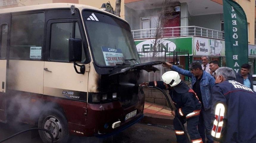 Siirt&rsquo;te Seyir Halindeki Minib&uuml;s Alev Aldı