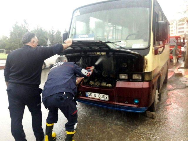 Siirt’te Seyir Halindeki Minibüs Alev Aldı