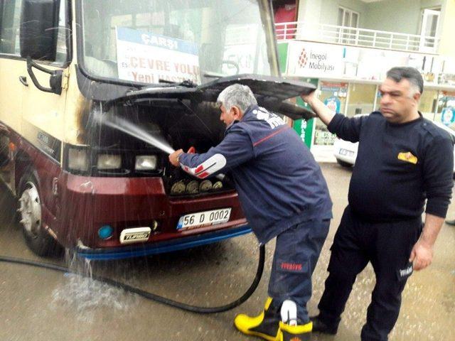 Siirt’te Seyir Halindeki Minibüs Alev Aldı