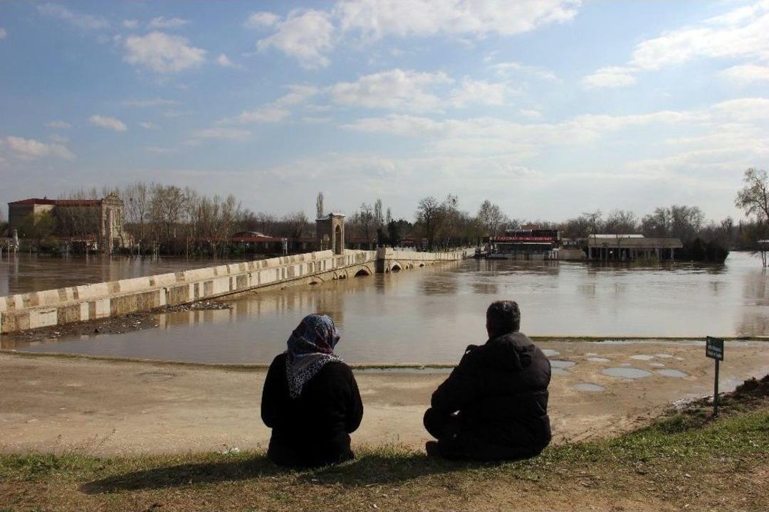 (&ouml;zel) Gen&ccedil;-yaşlı Herkes Tunca Nehri&rsquo;ne Akın Etti