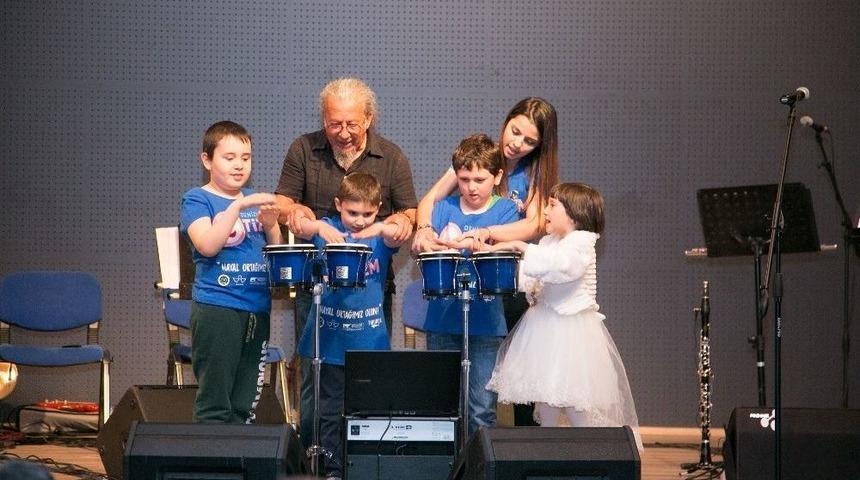 Otizm Orkestrasından Oluşan M&uuml;zik Gurubu Şarkılarıyla B&uuml;y&uuml;ledi